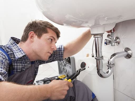 DIY vs. Professional Plumbing